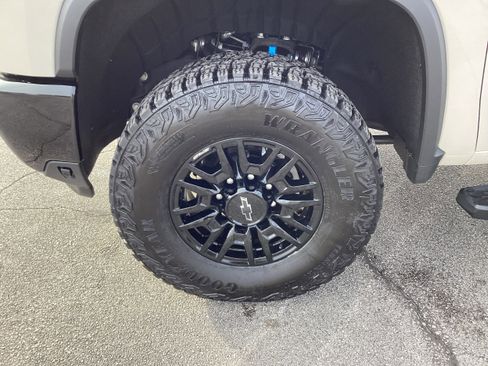 Used 2026 Chevrolet Silverado 2500 ZR2 w/ LPO, Dark Essentials Package image 9