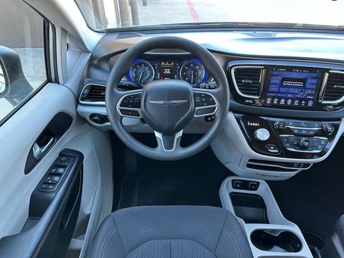 Used 2017 Chrysler Pacifica Touring image 15