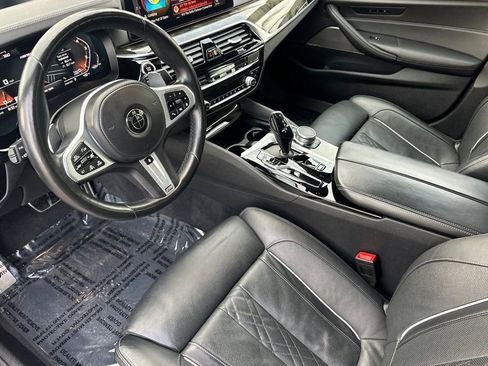 Used 2022 BMW M550i xDrive M550i xDrive w/ Dynamic Handling Package image 9