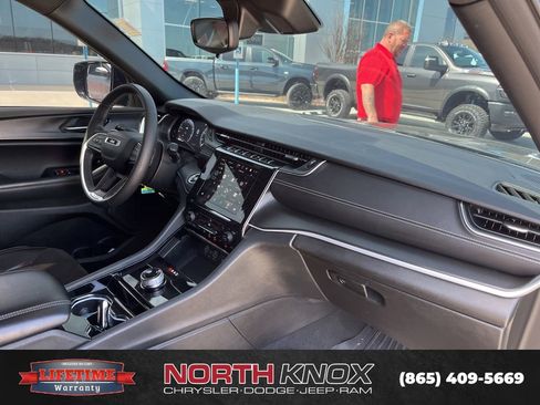 Used 2023 Jeep Grand Cherokee Altitude image 10