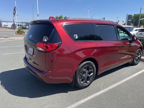 Used 2020 Chrysler Pacifica Touring-L FWD image 3