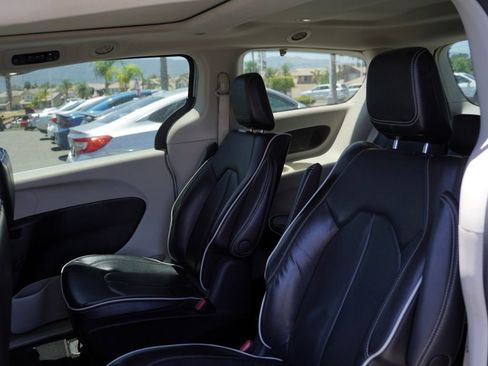 Used 2023 Chrysler Pacifica Limited image 24