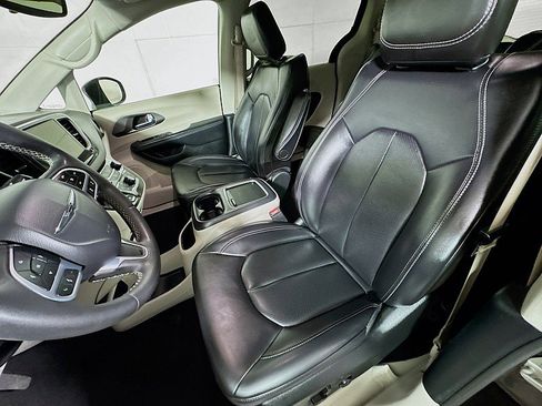 Used 2023 Chrysler Pacifica Touring-L image 11