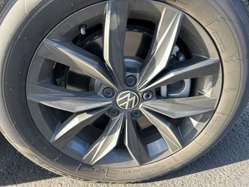 Certified 2024 Volkswagen Tiguan SE image 35