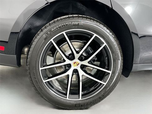 Certified 2026 Porsche Macan AWD/4WD image 7