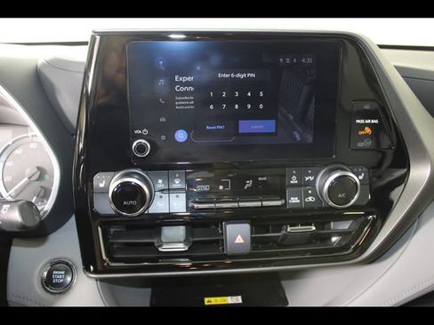 Used 2023 Toyota Highlander XLE FWD image 24