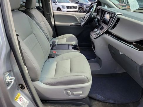 Used 2015 Toyota Sienna XLE image 16