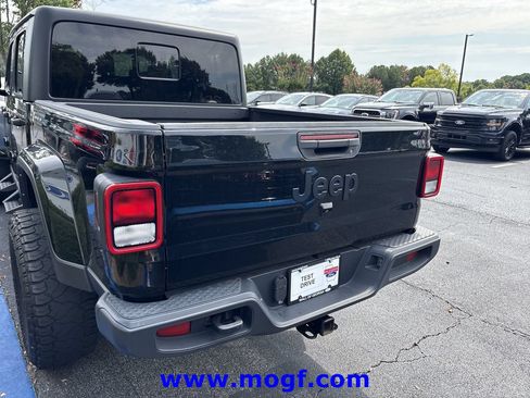 Used 2023 Jeep Gladiator Sport AWD/4WD image 2