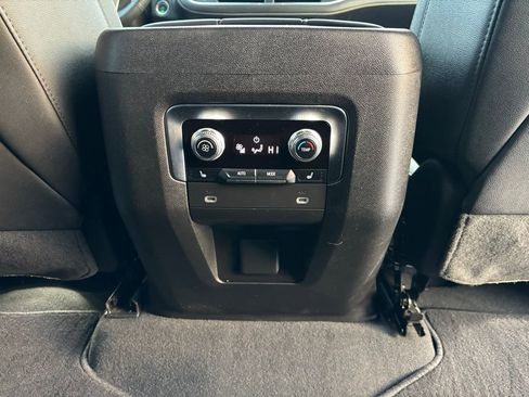 Used 2024 GMC Yukon SLT w/ SLT Luxury Package image 29