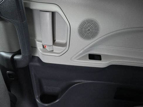 Used 2021 Toyota Sienna LE image 34