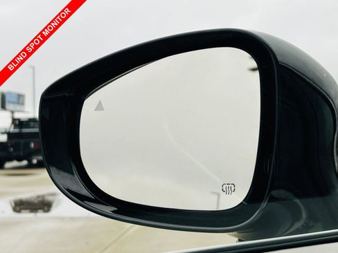 Used 2023 Chrysler Pacifica Limited image 11