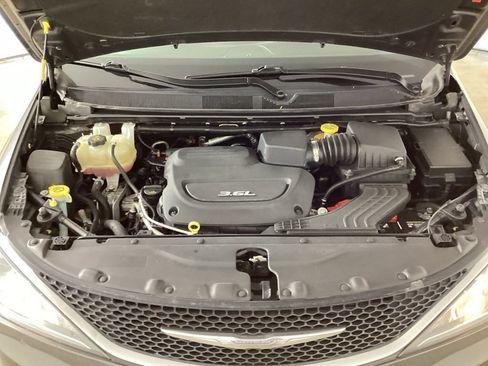 Used 2017 Chrysler Pacifica Touring-L Plus FWD image 42