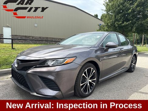 Used 2018 Toyota Camry SE FWD image 1