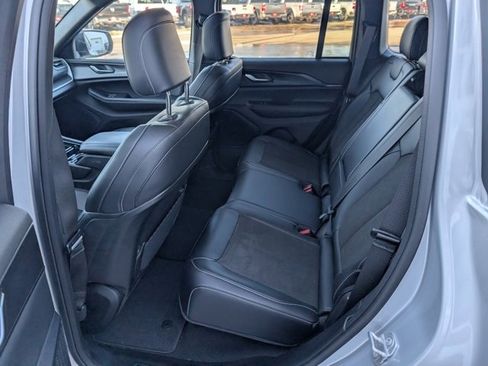 Used 2023 Jeep Grand Cherokee Altitude image 12