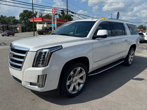 Used 2018 Cadillac Escalade ESV Luxury AWD/4WD image 3