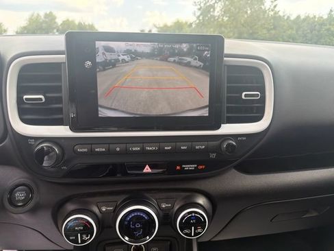 Used 2024 Hyundai Venue Limited FWD image 15