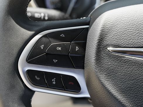 Used 2023 Chrysler Pacifica Touring-L FWD image 16