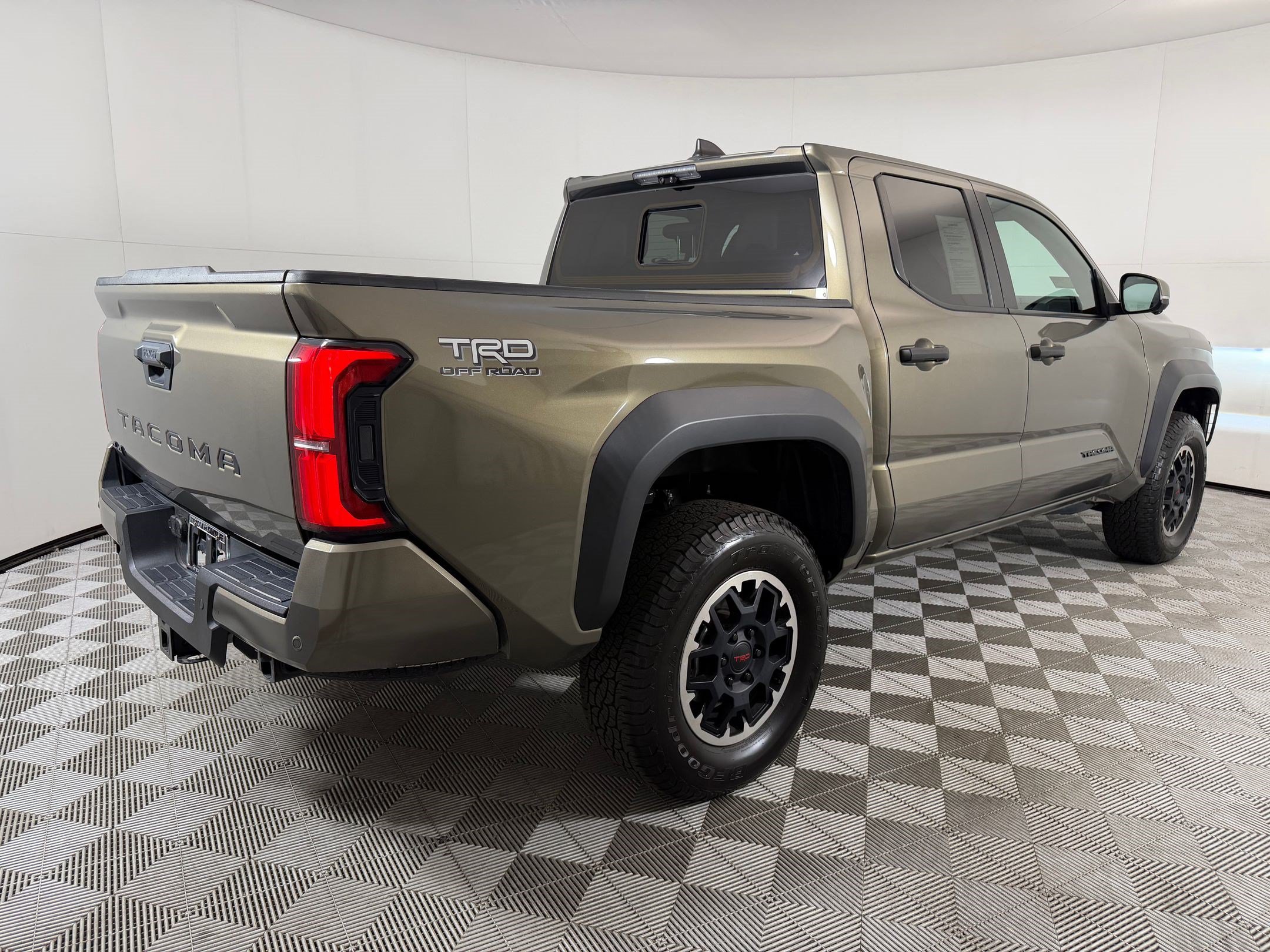 Used 2024 Toyota Tacoma TRD Off-Road w/ TRD Off Road Premium Package AWD/4WD image 9