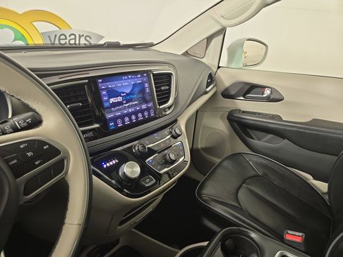 Used 2018 Chrysler Pacifica Limited image 26
