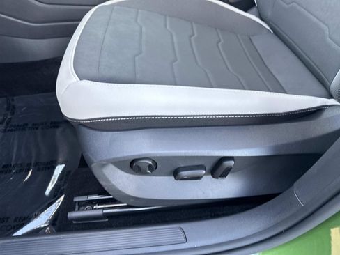 Certified 2025 Volkswagen Taos SE w/ Panoramic Sunroof Package FWD image 14
