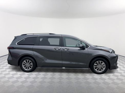 Certified 2025 Toyota Sienna XLE FWD image 21