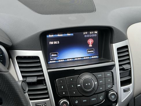 Used 2016 Chevrolet Cruze LT w/ Technology Package image 16