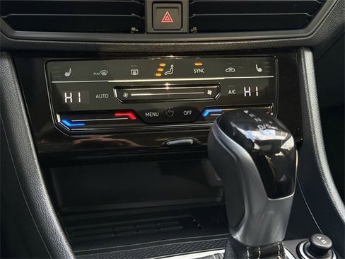 Certified 2025 Volkswagen Jetta SE w/ Sunroof Package image 18