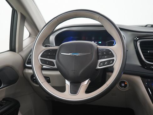 Used 2018 Chrysler Pacifica Limited w/ Advanced Safetytec Group FWD image 20