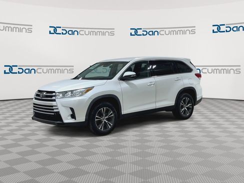 Used 2019 Toyota Highlander LE image 4
