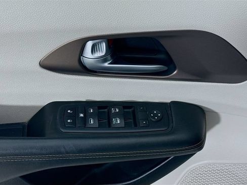 Used 2017 Chrysler Pacifica Touring-L FWD image 17