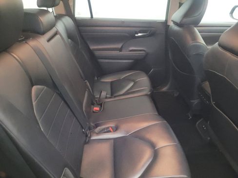 Used 2021 Toyota Highlander XLE image 19