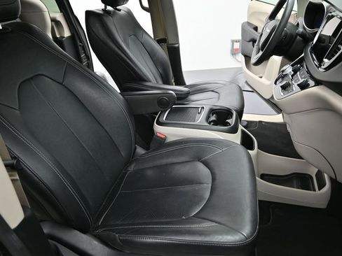 Used 2022 Chrysler Pacifica Touring-L FWD image 7