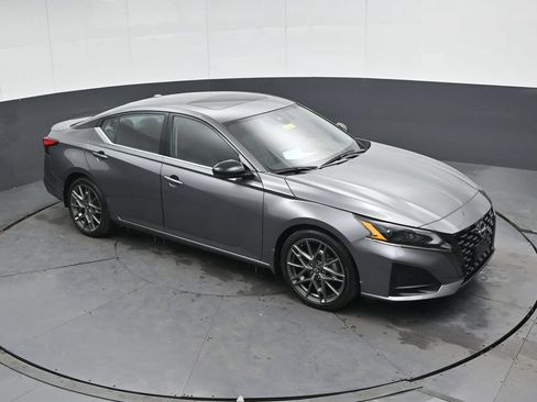 Used 2023 Nissan Altima 2.0 SR FWD image 42