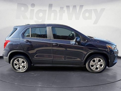 Used 2018 Chevrolet Trax LS w/ LPO, Cargo Package FWD image 6