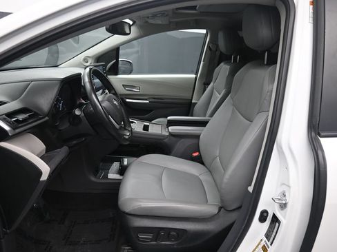Used 2024 Toyota Sienna XLE w/ XLE Plus Package AWD/4WD image 19
