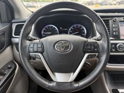 Used 2018 Toyota Highlander XLE FWD image 13