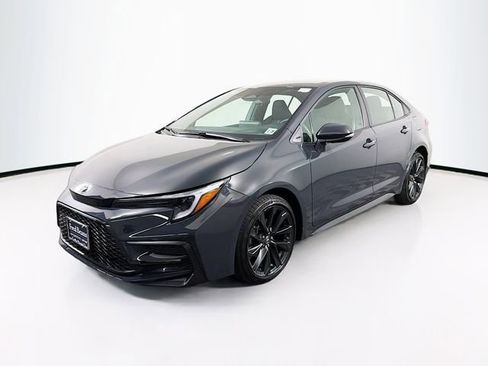 Used 2024 Toyota Corolla SE image 3