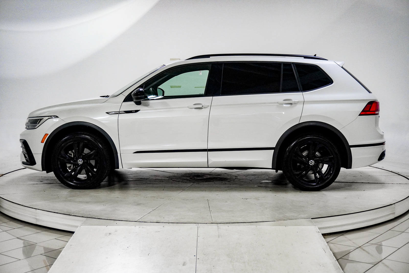 Used 2023 Volkswagen Tiguan SE R-Line FWD image 4