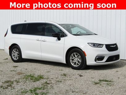Used 2026 Chrysler Pacifica Select