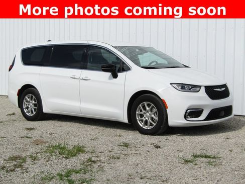 Used 2026 Chrysler Pacifica Select FWD image 1