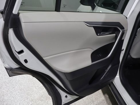 Used 2021 Toyota RAV4 XLE AWD/4WD image 18