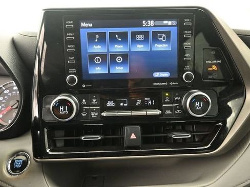 Used 2022 Toyota Highlander LE AWD/4WD image 26