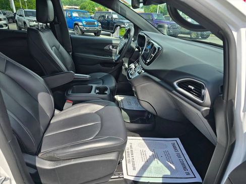 Used 2025 Chrysler Pacifica Select FWD image 15