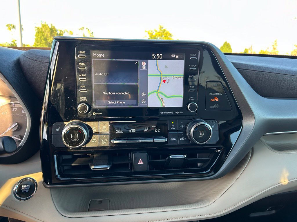 Used 2022 Toyota Highlander XLE AWD/4WD image 18