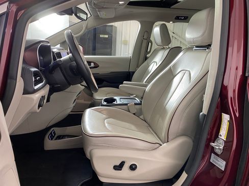 Used 2017 Chrysler Pacifica Limited image 5