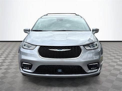 Used 2021 Chrysler Pacifica Touring-L image 2