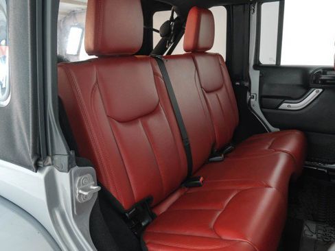 Used 2013 Jeep Wrangler Unlimited Rubicon image 33