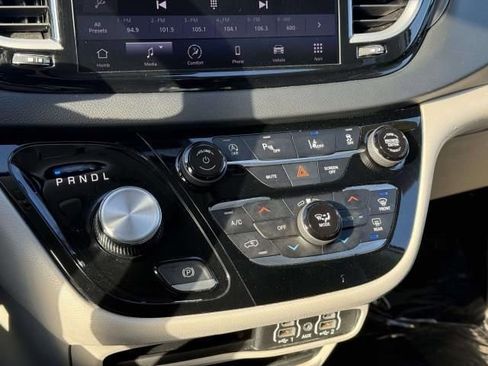 Used 2023 Chrysler Pacifica Touring-L FWD image 26