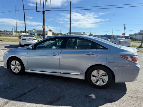 Used 2013 Hyundai Sonata Hybrid image 3