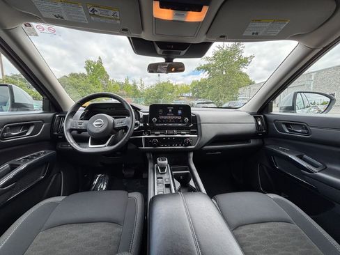 Used 2025 Nissan Pathfinder SV FWD image 36